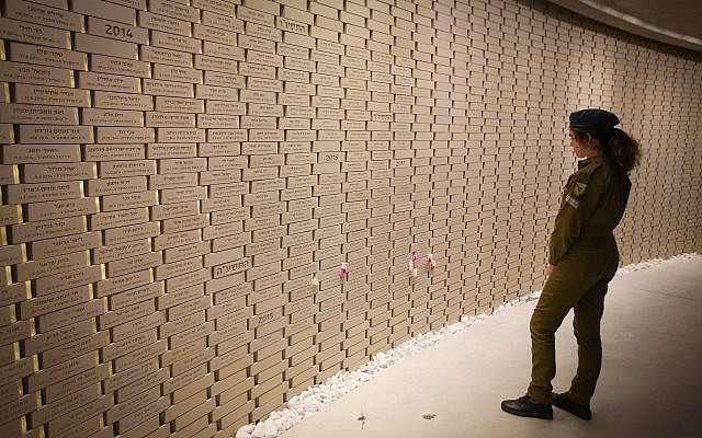 Une soldate israélienne lors d'une cérémonie commémorative au cimetière militaire du mont Herzl, à Jérusalem, le 18 avril 2018, à l'occasion du Yom HaZikaron, qui commémore les soldats et civils israéliens tués dans des attaques terroristes. (Marc Israel Sellem/POOL)