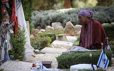 Une Israélienne endeuillée se recueille près des tombes de soldats tombés au combat au cimetière militaire du mont Herzl à Jérusalem, à l'occasion du Yom HaZikaron, en souvenir des soldats israéliens tués dans les guerres depuis 1860, et des victimes du terrorisme en Israël. Le 18 avril 2018. (Miriam Alster/Flash90)