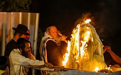 Le rabbin Eliezer Berland allume un feu de camp pour Lag Baomer à Meron, le 3 mai 2018. (Crédit : Shlomi Cohen/Flash90)