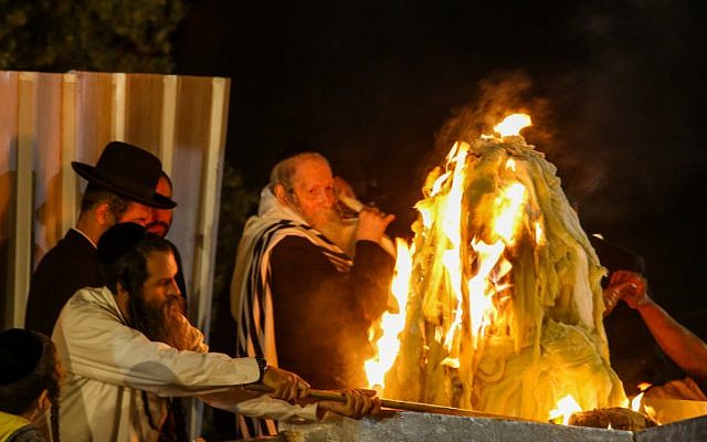 Le rabbin Eliezer Berland allume un feu de camp pour Lag Baomer à Meron, le 3 mai 2018. (Crédit : Shlomi Cohen/Flash90) Le rabbin Eliezer Berland allume un feu de camp pour Lag Baomer à Meron, le 3 mai 2018. (Crédit : Shlomi Cohen/Flash90)