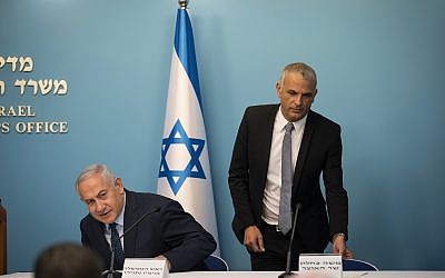 Le Premier ministre Benjamin Netanyahu, (à gauche), et le ministre des Finances Moshe Kahlon lors d'une conférence de presse au cabinet du Premier ministre à Jérusalem, le 9 octobre 2018. (Hadas Parush/Flash90)