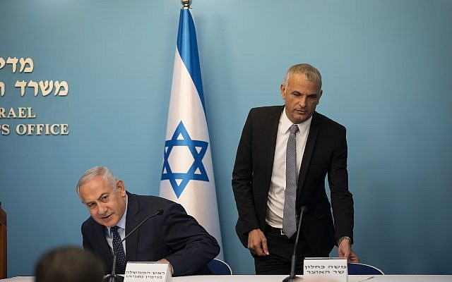 Le Premier ministre Benjamin Netanyahu, (à gauche), et le ministre des Finances Moshe Kahlon lors d'une conférence de presse au cabinet du Premier ministre à Jérusalem, le 9 octobre 2018. (Hadas Parush/Flash90)