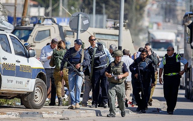 Photo d'illustration : Les forces de sécurité israéliennes sur les lieux d'une tentative d'attentat au couteau au checkpoint de Hawara, au sud de Naplouse, en Cisjordanie, le 3 avril 2019 (Crédit : Nasser Ishtayeh/Flash90) Photo d'illustration : Les forces de sécurité israéliennes sur les lieux d'une tentative d'attentat au couteau au checkpoint de Hawara, au sud de Naplouse, en Cisjordanie, le 3 avril 2019 (Crédit : Nasser Ishtayeh/Flash90)