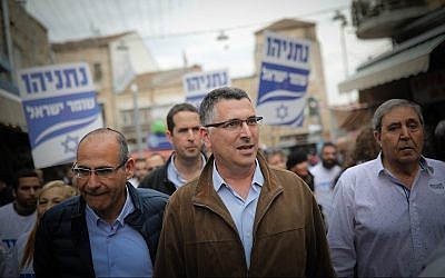 Gideon Saar, membre du parti du Likud, pendant la campagne électorale, durant une visite du marché Mahane Yehuda de Jérusalem, le 4 avril 2019. (Crédit : Hadas Parush/Flash90)