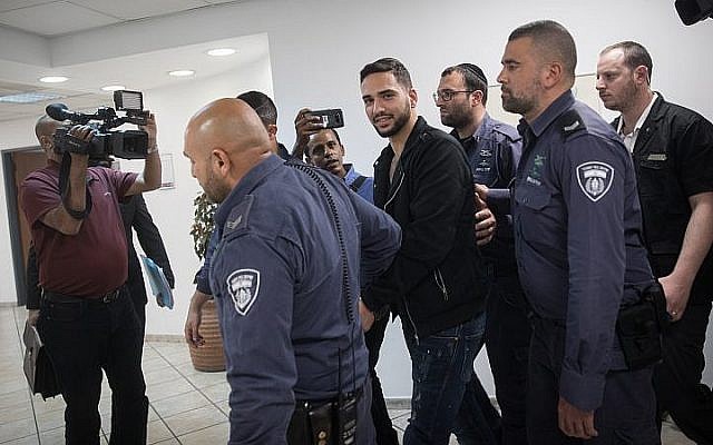 Netanel Sandrusi, suspecté d'un délit de fuite qui a grièvement blessé un enfant de 11 ans à Jérusalem, comparait devant un tribunal, le 29 avril 2019. (Crédit : Hadas Parush/Flash90)