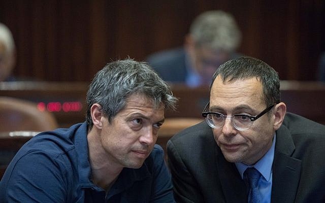 Yoaz Hendel (à gauche) et Zvi Hauser, membres de la Knesset du parti Kakhol lavan, dans la salle des séances plénières de la Knesset, avant l'ouverture de la session de la Knesset du nouveau gouvernement, le 29 avril 2019. (Noam Revkin Fenton/Flash90)