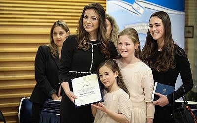 Omer Yankelevich députée de Kakhol lavan, avec sa famille lors de l'investiture de la 21e Knesset, à Jérusalem le 30 avril 2019. (Crédit : Noam Revkin Fenton/Flash90) Omer Yankelevich députée de Kakhol lavan, avec sa famille lors de l'investiture de la 21e Knesset, à Jérusalem le 30 avril 2019. (Crédit : Noam Revkin Fenton/Flash90)