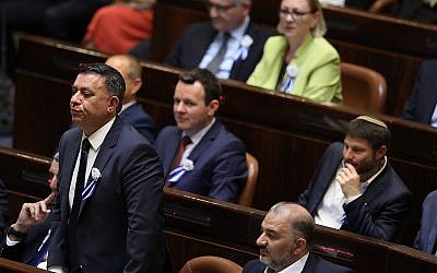 Le Parti travailliste d'Avi Gabbay en plénière durant la prestation de serment des membres de la Knesset, le 30 avril 2019 (Crédit : Noam Revkin Fenton/Flash90) Le Parti travailliste d'Avi Gabbay en plénière durant la prestation de serment des membres de la Knesset, le 30 avril 2019 (Crédit : Noam Revkin Fenton/Flash90)