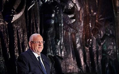 Le président israélien Reuven Rivlin durant une cérémonie de Yom HaShoah à Yad Vashem, le 1er mai 2019. (Crédit : Noam Rivkin Fenton/Flash90) Le président israélien Reuven Rivlin durant une cérémonie de Yom HaShoah à Yad Vashem, le 1er mai 2019. (Crédit : Noam Rivkin Fenton/Flash90)