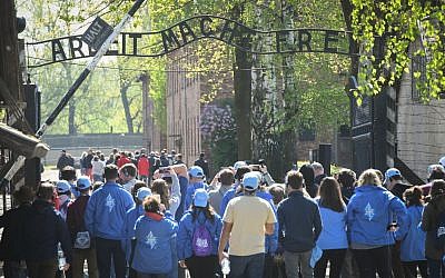 Des jeunes du monde entier à Auschwitz pour Yom HaShoah, le 1er mai 2019. (Crédit : Yossi Zeliger/Flash90)