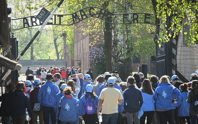 Des jeunes du monde entier à Auschwitz pour Yom HaShoah, le 1er mai 2019. (Crédit : Yossi Zeliger/Flash90) Des jeunes du monde entier à Auschwitz pour Yom HaShoah, le 1er mai 2019. (Crédit : Yossi Zeliger/Flash90)