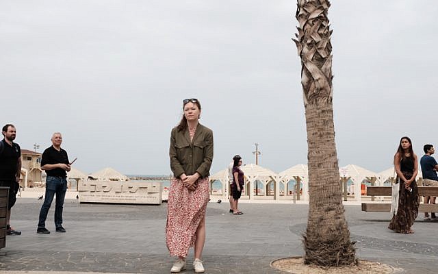 Les Israéliens observent une minute de silence à l'occasion de Yom HaShoah, à Tel Aviv, le 2 mai 2019. (Crédit : Tomer Neuberg/Flash90) Les Israéliens observent une minute de silence à l'occasion de Yom HaShoah, à Tel Aviv, le 2 mai 2019. (Crédit : Tomer Neuberg/Flash90)