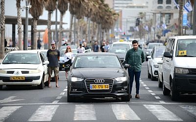 Les automobiliste observent une minute de silence pour Yom HaShoah, le 2 mai 2019. (Crédit : Tomer Neuberg/Flash90) Les automobiliste observent une minute de silence pour Yom HaShoah, le 2 mai 2019. (Crédit : Tomer Neuberg/Flash90)