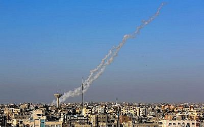 De la fumée s'élève lors du lancement de roquettes visant Israël depuis Rafah, dans la bande de Gaza, le 4 mai 2019 (Crédit : Abed Rahim Khatib/Flash90)