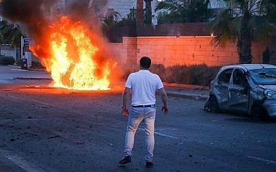 Une voiture en flammes après avoir été frappée par une roquette de la bande de Gaza à  Ashdod, dans le sud d'Israël, le 5 mai 2019 (Crédit : Flash90)