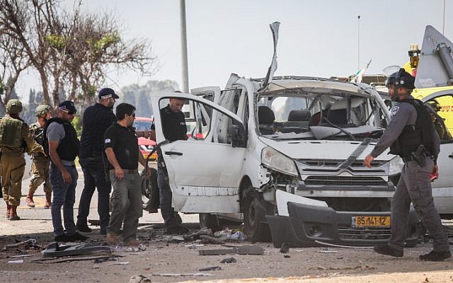 Une voiture touchée par une roquette tirée depuis la bande de Gaza près de la frontière Israël-Gaza, le 5 mai 2019. (Noam Rivkin Fenton/Flash90) Une voiture touchée par une roquette tirée depuis la bande de Gaza près de la frontière Israël-Gaza, le 5 mai 2019. (Noam Rivkin Fenton/Flash90)