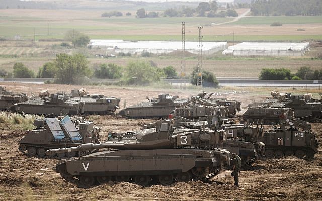 Des soldats israéliens près des tanks stationnés à proximité de la frontière avec Gaza, le 6 mai 2019 (Crédit : Aharon Krohn/Flash90)
