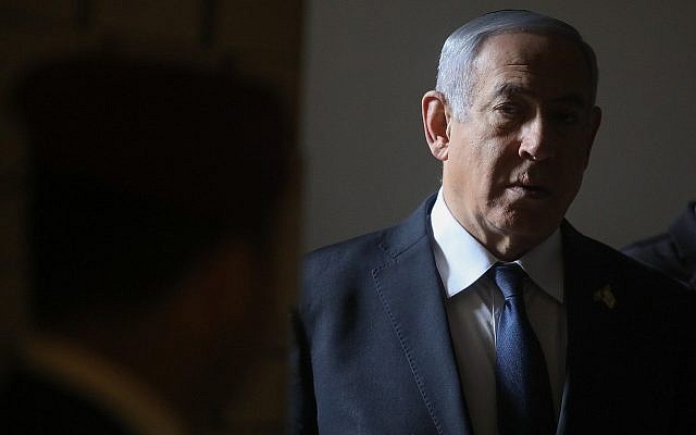 Le Premier ministre Benjamin Netanyahu lors d'une cérémonie de commémoration au cimetière militaire du mont Herzl à Jérusalem, le 8 mai 2019 (Crédit :  Marc Israel Sellem/Pool/Flash90)