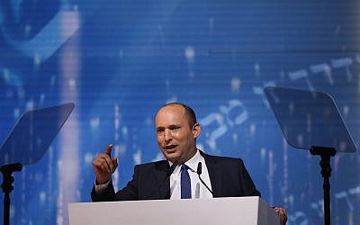 Le ministre de l'Education Naftali Bennett s'epxrime à la tribune de la cérémonie du Prix d'Israël à Jérusalem, lors de Yom HaAtsmaout, le 9 mai 2019 (Crédit :  Yonatan Sindel/Flash90)