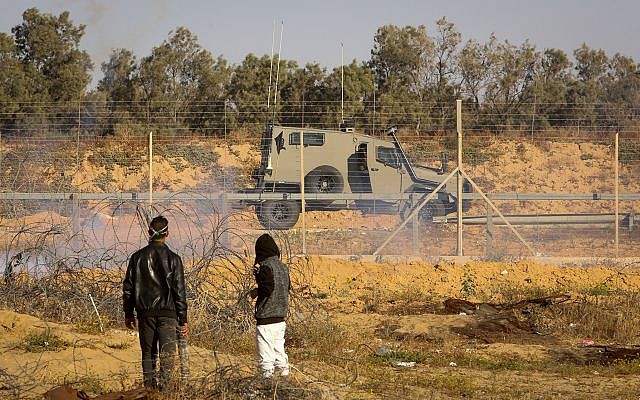 Des manifestants palestiniens affrontent les forces de sécurité israéliennes lors d'une manifestation à la frontière entre Israël et Gaza, dans la partie orientale de Rafah, dans le sud de la bande de Gaza, le 10 mai 2019. (Abed Rahim Khatib/Flash90) Des manifestants palestiniens affrontent les forces de sécurité israéliennes lors d'une manifestation à la frontière entre Israël et Gaza, dans la partie orientale de Rafah, dans le sud de la bande de Gaza, le 10 mai 2019. (Abed Rahim Khatib/Flash90)