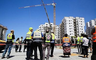 Le chantier où une grue s'est effondrée, faisant 4 morts, à Yavne, le 13 mai 2019. (Crédit : Flash90)