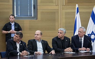 Les leaders de Kakhol lavan (de droite à gauche) Benny Gantz, Yair Lapid, Moshe Yaalon, et Gabi Ashkenazi durant une réunion de faction à la Knesset, le 20 mai 2019 (Crédit : Hadas Parush /Flash90)