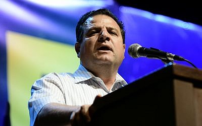Le dirigeant de Hadash-Taal Ayman Odeh s'exprime lors d'une manifestation contre le Premier ministre israélien  Benjamin Netanyahuaux abords du musée de Tel Aviv, le 25 mai 2019 (Crédit :Tomer Neuberg/Flash90 )