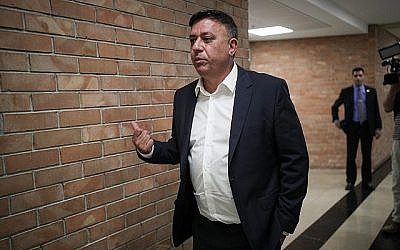 Le chef du Parti travailliste Avi Gabbay arrive à une réunion avec des membres du parti d'opposition avant le vote sur la dissolution de la Knesset, le 27 mai 2019 (Crédit : Yonatan Sindel/Flash90)