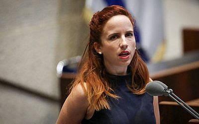 La députée travailliste Stav Shaffir s'exprime à la Knesset à Jérusalem, le 29 mai 2019. (Crédit : Noam Revkin Fenton/Flash90)