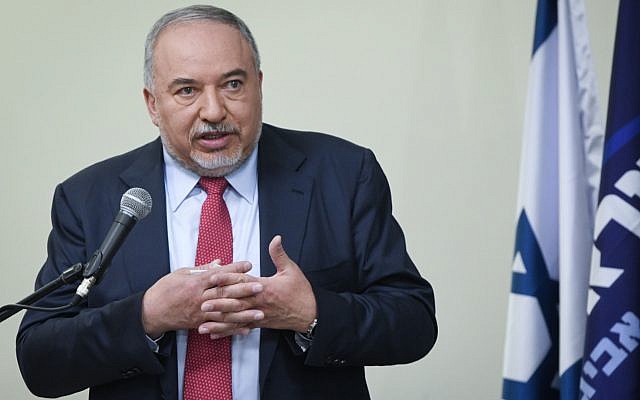 Avigdor Liberman, chef du parti Yisrael Beytenu, tient une conférence de presse à Tel Aviv, le 30 mai 2019. (Flash90)