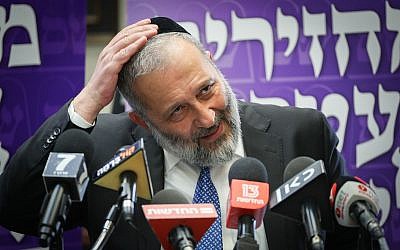 Le leader du Shas Aryeh Deri pendant une réunion de faction de son parti à la Knesset, le 30 mai 2019 (Crédit : Yonatan Sindel/Flash90)