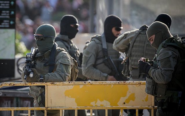 Les forces israéliennes de sécurité sur les lieux d'un attentat au couteau commis par un Palestinien qui a grièvement blessé un quinquagénaire, porte de Damas, dans la Vieille Ville de Jérusalem, le 31 mai 2019 (Crédit : Yonatan Sindel/Flash90)