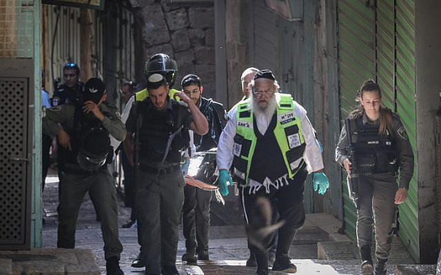 Les forces de sécurité et des secouristes israéliens emmène le corps d'un Palestinien ayant poignardé deux Israéliens dans la Vieille ville de Jérusalem, le 31 mai 2019. (Créidt : Yonatan Sindel/Flash90) Les forces de sécurité et des secouristes israéliens emmène le corps d'un Palestinien ayant poignardé deux Israéliens dans la Vieille ville de Jérusalem, le 31 mai 2019. (Créidt : Yonatan Sindel/Flash90)