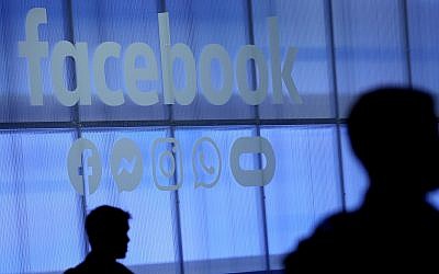 Le logo Facebook est affiché lors de la conférence F8 Facebook Developers à San Jose, Californie, le 30 avril 2019. (Justin Sullivan/Getty Images via JTA)