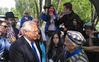 Le survivant de la Shoah Edward Mosberg, 93 ans et l'ambassadeur américain en Israël David Friedman, durant la Marche des Vivants, le 2 mai 2019. (Crédit : Michael Bachner/Times of Israel)