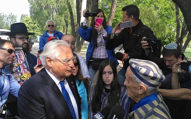 Le survivant de la Shoah Edward Mosberg, 93 ans et l'ambassadeur américain en Israël David Friedman, durant la Marche des Vivants, le 2 mai 2019. (Crédit : Michael Bachner/Times of Israel)