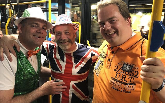 Bob Green, à gauche,  Robert Cameron et Pascal Rissewijick, qui se trouvent tous en Israël pour l'Eurovision, à bord de la navette qui les emmène aux deuxième demi-finales, jeudi soir, le 16 mai 2019 (Crédit : Jessica Steinberg/Times of Israel)