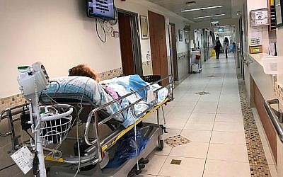 Un malade dans le couloir de l'hôpital Rambam de Haïfa, le 22 avril 2019 (Crédit : Shoshanna Solomon/Times of Israel)