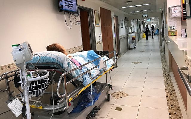 Un malade dans le couloir de l'hôpital Rambam de Haïfa, le 22 avril 2019 (Crédit : Shoshanna Solomon/Times of Israel) Un malade dans le couloir de l'hôpital Rambam de Haïfa, le 22 avril 2019 (Crédit : Shoshanna Solomon/Times of Israel)