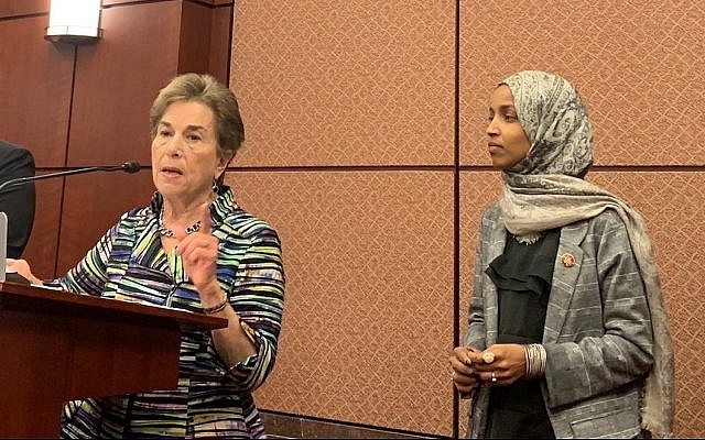 Les représentantes américaines au congrès Ilhan Omar, à droite, et Jan Schakowsky. (Crédit : site internet d'Ilhan Omar) Les représentantes américaines au congrès Ilhan Omar, à droite, et Jan Schakowsky. (Crédit : site internet d'Ilhan Omar)