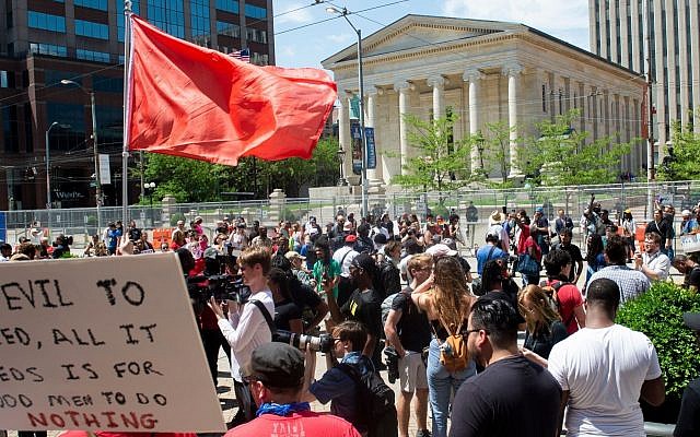 Une contre-manifestation face à un rassemblement du KKK à Dayton, dans l'Ohio, le 25 mai 2019. (Crédit : Matthew Hatcher/Getty Images via JTA)