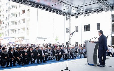 Michael Mirilashvili lors de la cérémonie d'ouverture d'un nouveau complexe éducatif à Tblisi, Géorgie, le 28 avril 2019. (Crédit : Congrès juif eurasiatique)