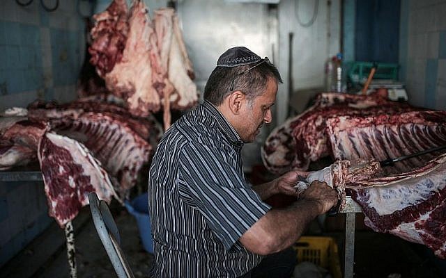 Illustration d'un homme apprêtant de la viande dans un abattoir casher. (AP Photo/Mosa'ab Elshamy) Illustration d'un homme apprêtant de la viande dans un abattoir casher. (AP Photo/Mosa'ab Elshamy)