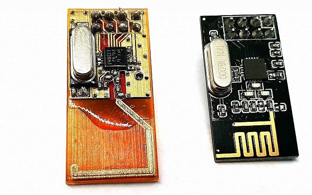 Nano Dimension produit des objets éléctroniques par impression 3D. A droite, un émetteur-récepteur imprimé en 3D, et à gauche, sa version traditionnelle. (Autorisation)
