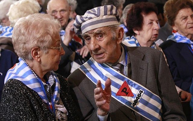 Des survivants de la Shoah assistent à une cérémonie dans l'ancien camp d'extermination nazi d'Auschwitz à Oswiecim, en Pologne, le 27 janvier 2016, 71e anniversaire de la libération du camp par l'Armée rouge soviétique, en 1945. (AP Photo/Czarek Sokolowski) Des survivants de la Shoah assistent à une cérémonie dans l'ancien camp d'extermination nazi d'Auschwitz à Oswiecim, en Pologne, le 27 janvier 2016, 71e anniversaire de la libération du camp par l'Armée rouge soviétique, en 1945. (AP Photo/Czarek Sokolowski)