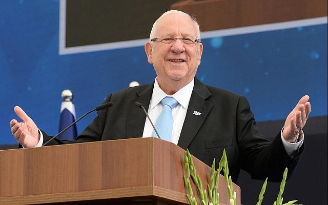 Le président Reuven Rivlindurant la cérémonie organisée pour Yom HaAstmaout à la résidence officielle du président de Jérusalem, le 9 mai 2019 (Crédit : Haim Zach/GPO) Le président Reuven Rivlindurant la cérémonie organisée pour Yom HaAstmaout à la résidence officielle du président de Jérusalem, le 9 mai 2019 (Crédit : Haim Zach/GPO)