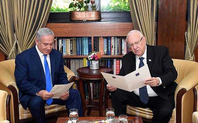 Le Premier ministre Benjamin Netanyahu, (à gauche), avec le président Reuven Rivlin, durant une réunion pour discuter de la prolongation de la période de formation d'un nouveau gouvernement de coalition à la résidence du président à Jérusalem, le 13 mai 2019. (Crédit : Haim Zach (GPO)
