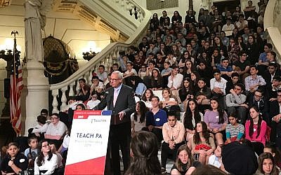 Des élèves d'une école juive rencontrent le représentant de l'État de Pennsylvanie, Dan Frankel, afin de discuter du financement de la sécurité publique pour les écoles non publiques, le 8 mai 2019. (Teach PA)