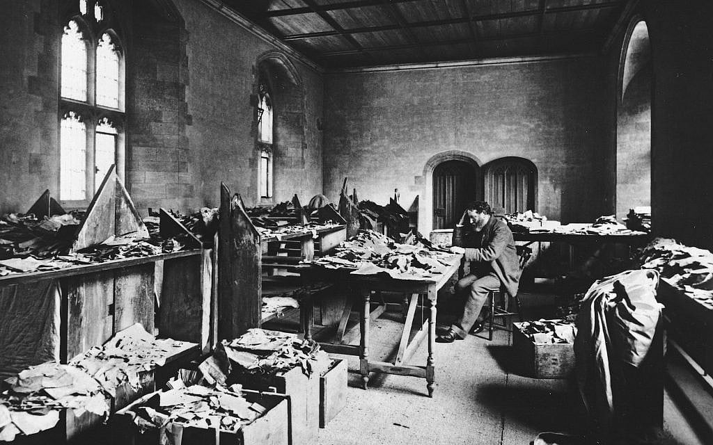 Solomon Schechter travaillant sur le contenu de la Geniza du Caire qu'il ramena à l'Université de Cambridge en 1898. (Avec l'aimable autorisation de Michelle Paymar)