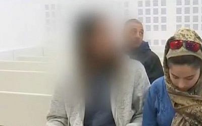 L'adolescent israélien (à gauche), soupçonné d'avoir tué Aisha Rabi, au tribunal de Rishon Lezion, le 23 janvier 2019. (Capture d'écran/ YouTube)